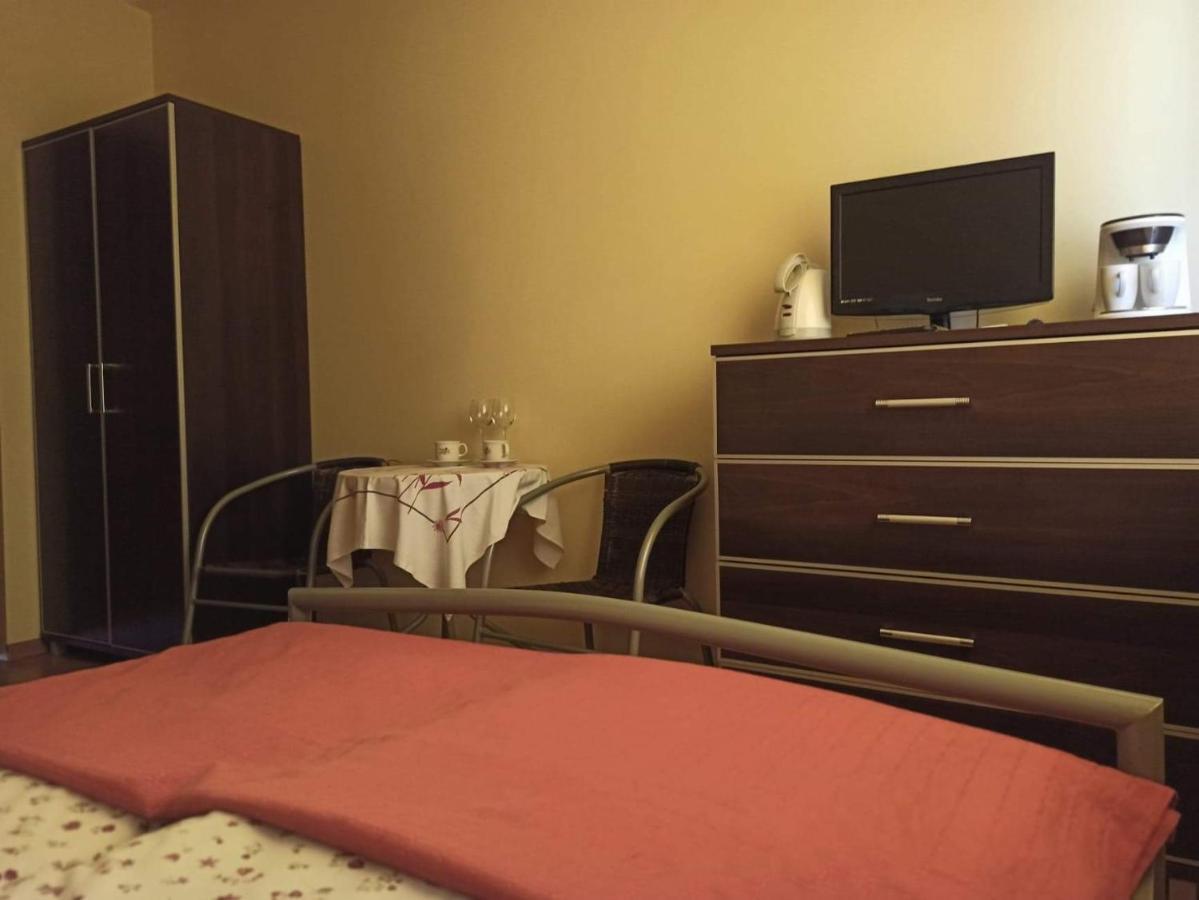 Przylesie Apartment Uniejow Ngoại thất bức ảnh