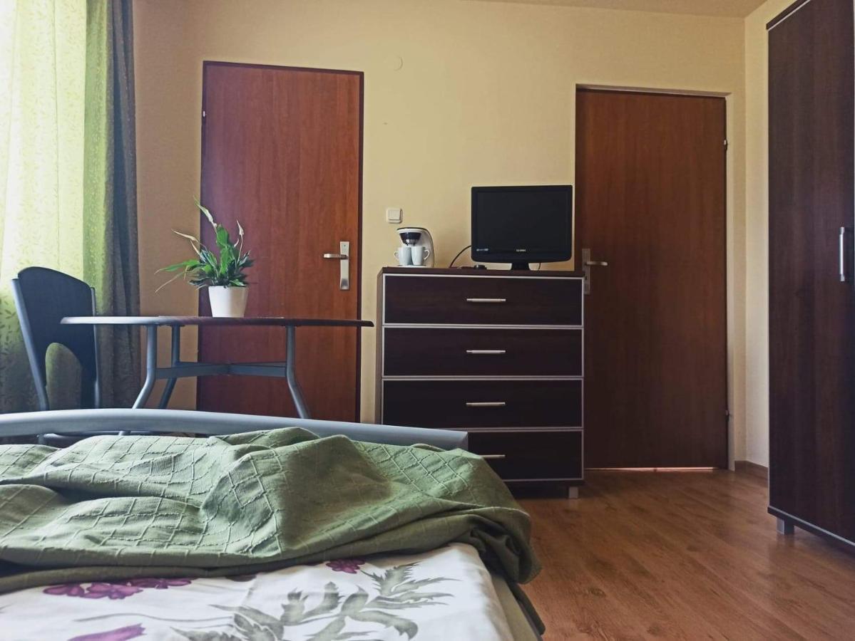 Przylesie Apartment Uniejow Ngoại thất bức ảnh